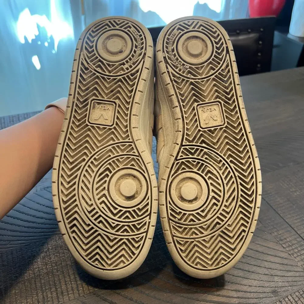 Veja 12 leather